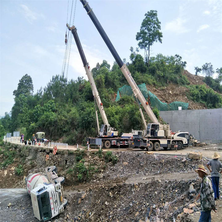六安叶集汽车掉沟里叫吊车救援要多少钱